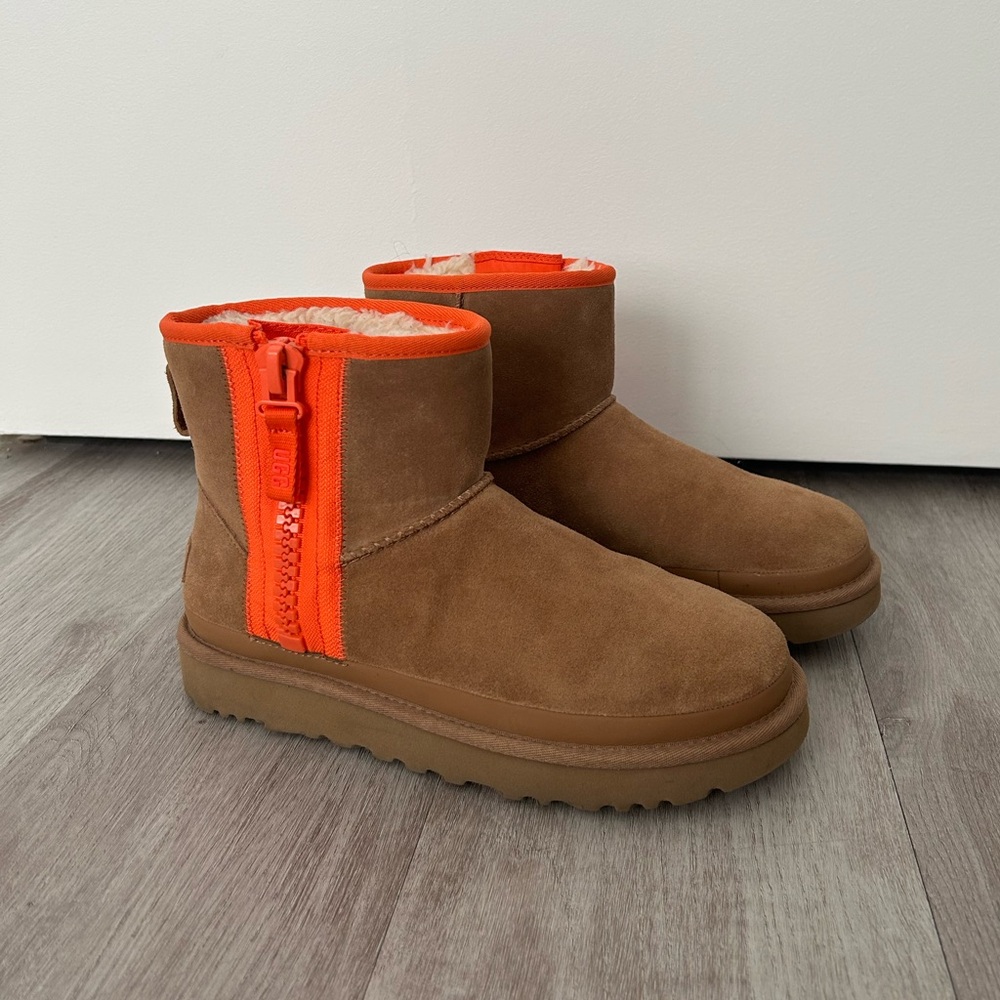 UGG Women's Classic Mini Zipper Tape Logo Boot